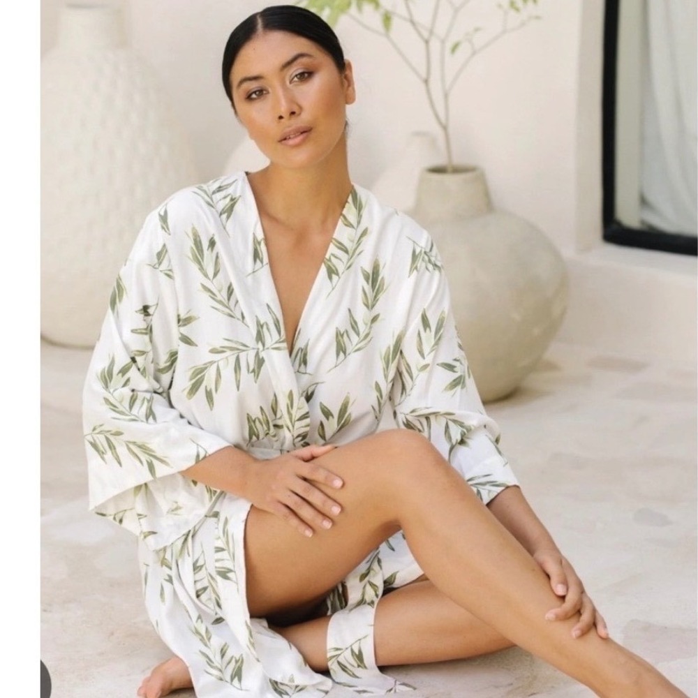 Piyama Short Kimono Robe Olive Leaf Print White Green Rayon - Small/Medium NWT